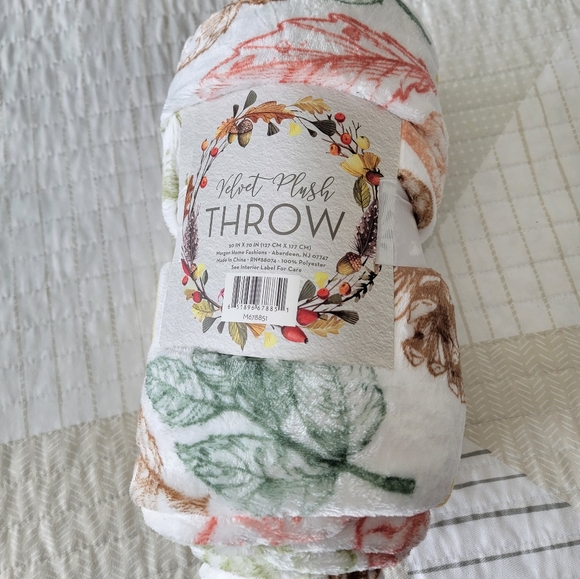 NWT! Velvet Plush Throw - Leaves - Picture 4 of 4